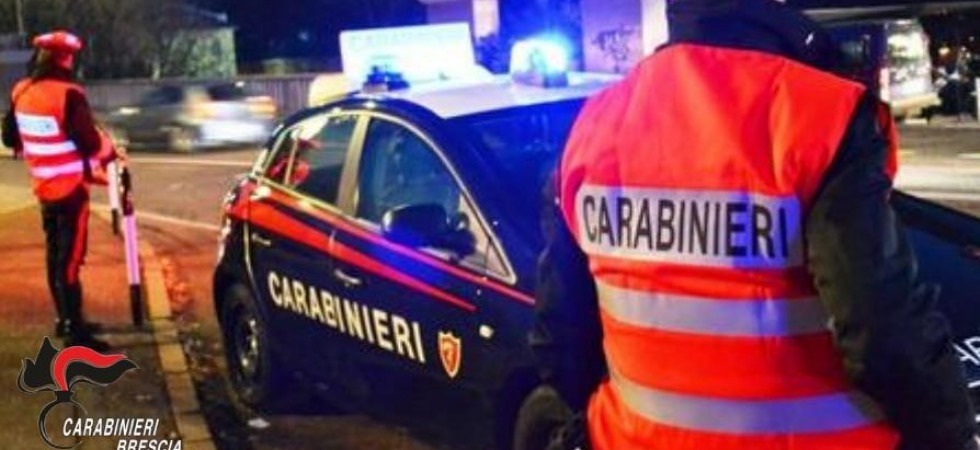 Speronano la 'gazzella' dei carabinieri con un'auto rubata per tentare la fuga: arrestato un giovane, in fuga un altro